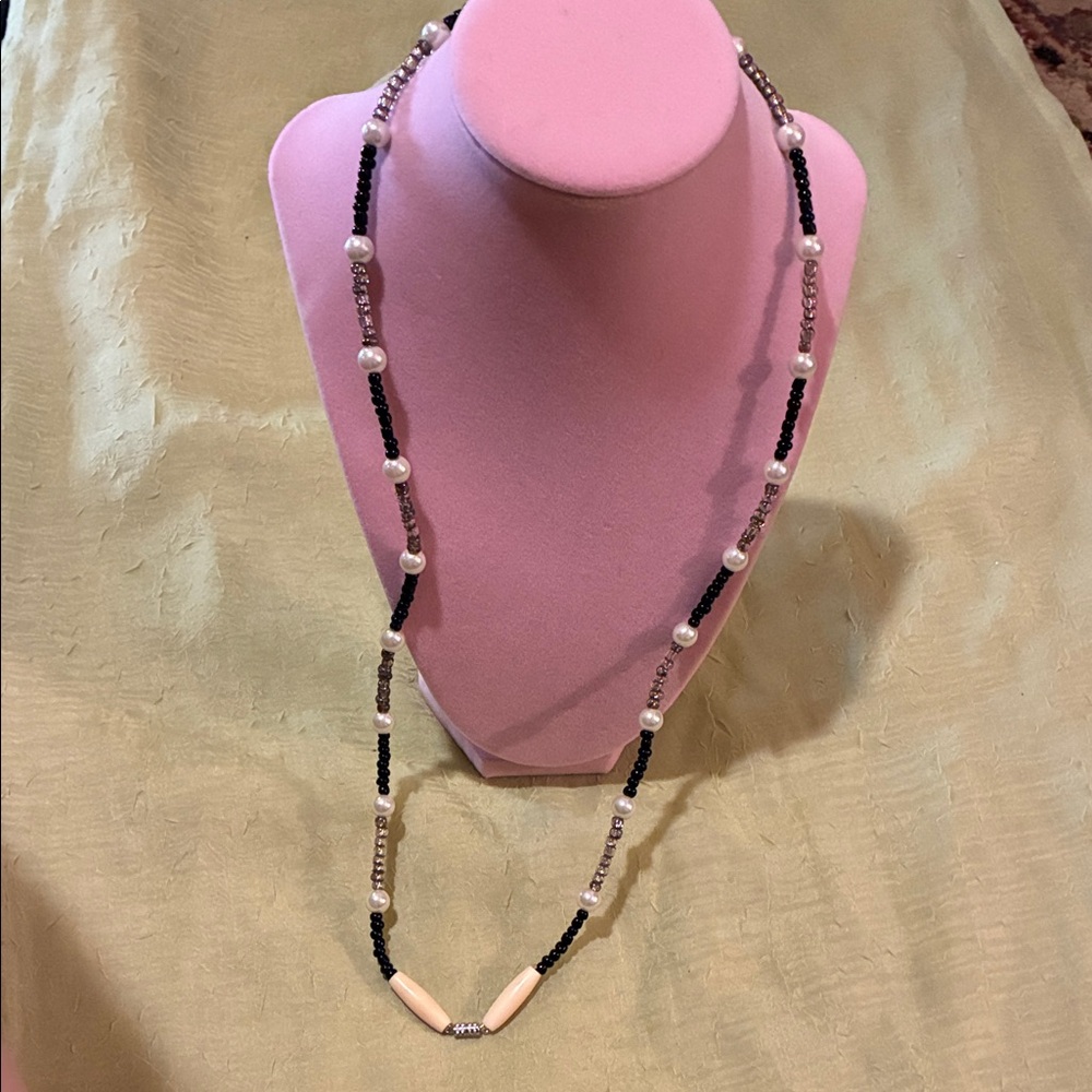 Chic Black and White Beaded Necklace-like new condition
